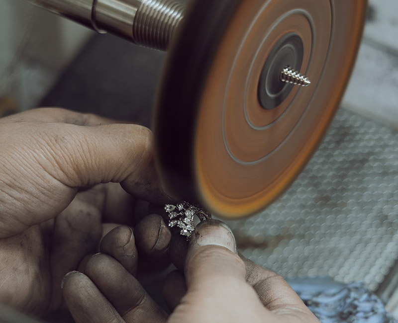 Étape finale de polissage pour garantir une qualité de finition professionnelle aux collections.