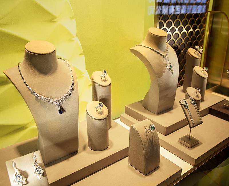 Vitrine d'exposition de pierres précieuses sourcées en direct pour les créateurs de bijoux.