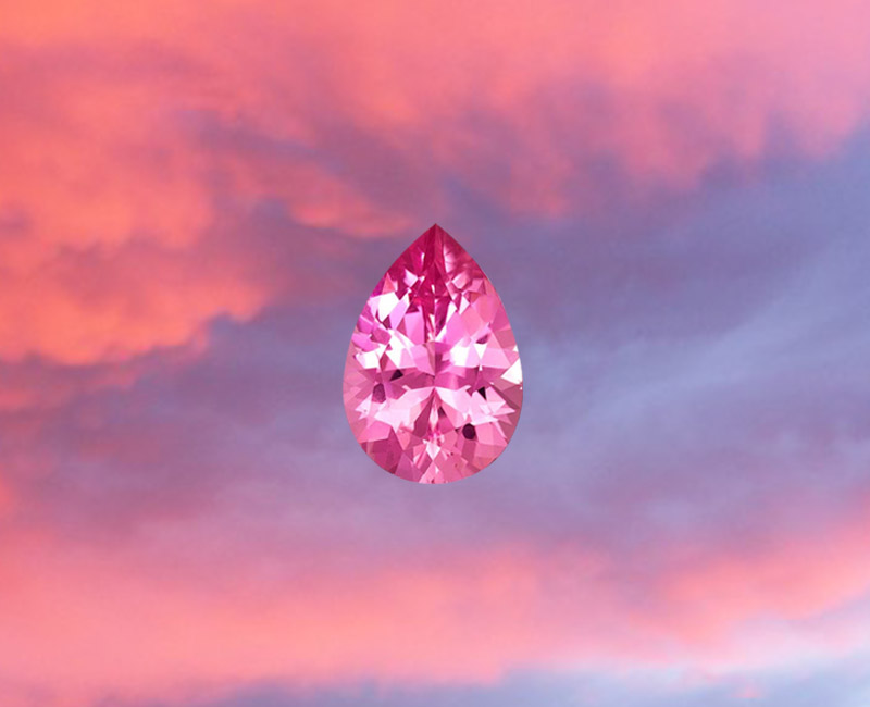 Atelier de fabrication joaillerie : montage d'une tourmaline rose.