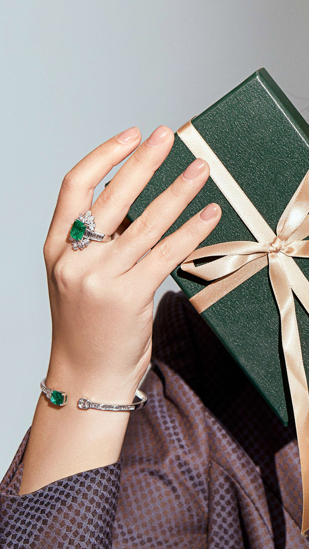 Reliable jewelry supply chain in Shenzhen: Professional B2B production of high-end emerald and diamond collections.